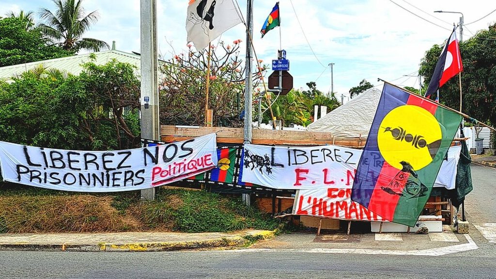 Reportage
Nouvelle-Calédonie : jour de deuil pour les uns, fête patriotique pour les autres, un 24 septembre sous très haute surveillance dans l'archipel
En ce 24 septembre sur le Caillou, les uns dénoncent l'anniversaire de la prise de possession du territoire par la France au XIXe siècle, tandis que les autres la célèbrent. Policiers et gendarmes sont présents massivement sur le terrain pour éviter une nouvelle flambée de violence à l'occasion de cette date très symbolique.