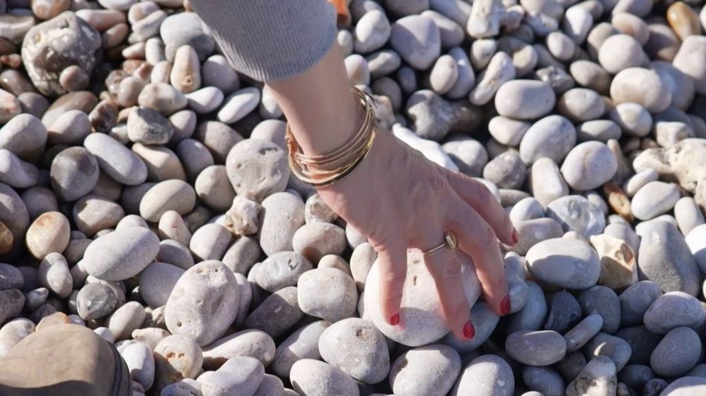 Normandie : des touristes renvoient les précieux galets des plages d’Étretat
Le chiffre est hallucinant. Chaque jour, 400 kilos de galets de la célèbre station balnéaire d’Étretat (Seine-Maritime) sont volés par les touristes. Le chiffre est colossal et alarmant. Heureusement, il arrive parfois que certains touristes éprouvent des scrupules. C’est le cas d’une touriste qui a renvoyé son butin de galets 15 ans après les avoir ramassés.