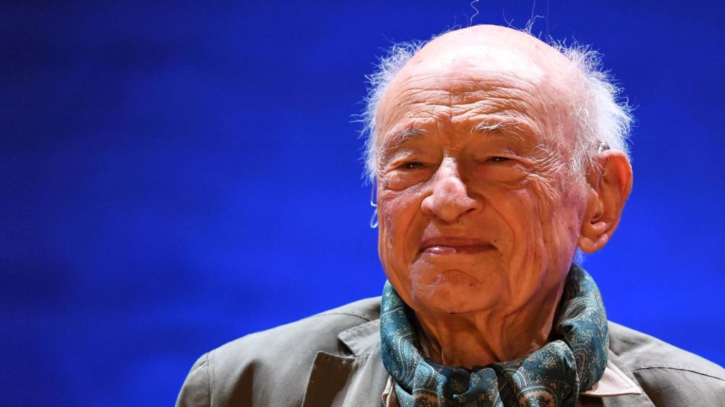 A Nancy, Edgar Morin à l'honneur du 46e salon Le Livre sur la place ce week-end
Le "jeune homme de 103 ans" Edgard Morin préside cette année ce rendez-vous des auteurs les plus en vue de la rentrée littéraire.