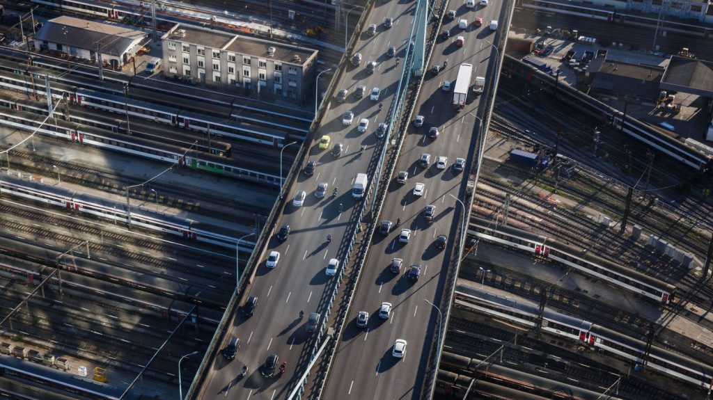 Périphérique parisien à 50 km/h : la région Île-de-France va demander à la maire de Paris de "renoncer à ce projet"
Une motion en ce sens va être déposée pour revenir sur la décision de la maire de Paris de vouloir abaisser la vitesse maximale à 50 km/h sur le périphérique à partir du 1er octobre.