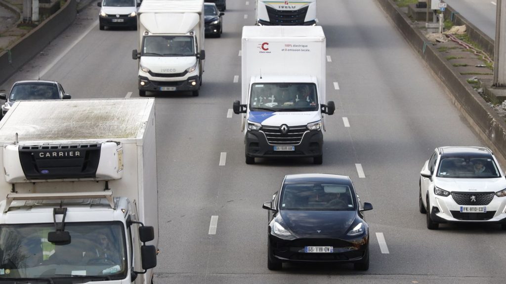 Le périphérique parisien à 50 km/h : "Une bonne mesure pour la santé", même si "sur la qualité de l'air, l'effet sera marginal", nuance le directeur de l'association Respire
La maire de Paris a confirmé la décision d'abaisser la vitesse du périphérique parisien le 1er octobre.