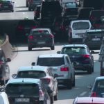 Périphérique parisien à 50 km/h : une mesure efficace contre la pollution ?
Anne Hidalgo a annoncé l'abaissement de la vitesse du périphérique parisien à 50 km/h. Une mesure qui doit notamment améliorer la qualité de l'air dans la capitale. Valérie Pécresse a dit son opposition.