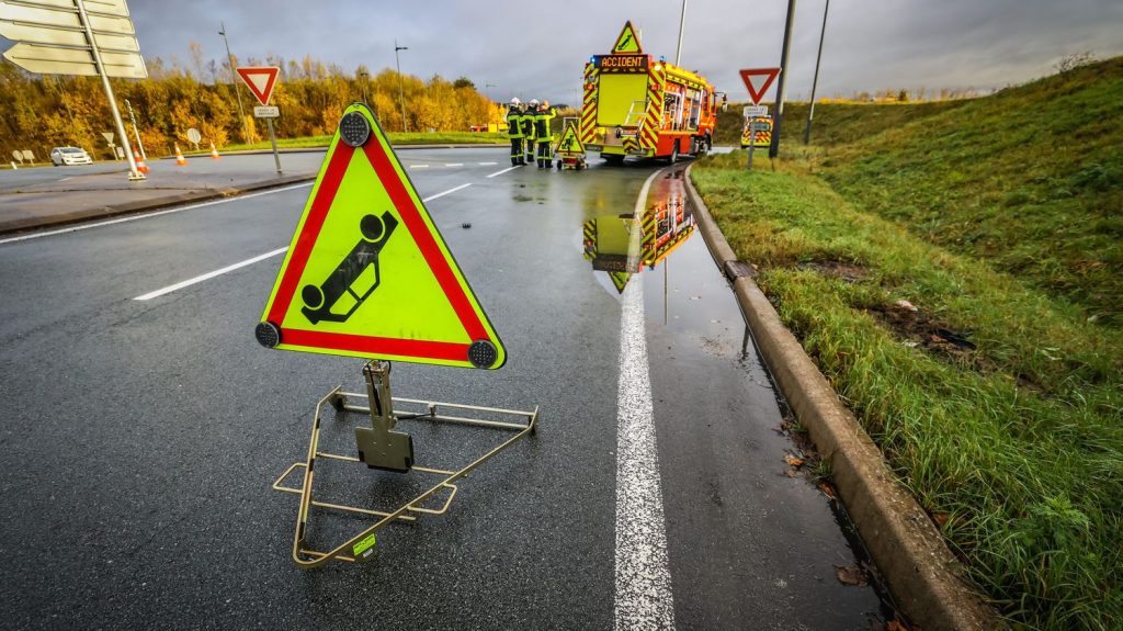 Accident Manche : l'A84 fermée pendant plusieurs heures
L'autoroute 84 est partiellement fermée après un accident ce vendredi à la mi-journée à hauteur de Saint-James dans la Manche. Une collision entre un camion et un fourgon patrouilleur de la Dirno. Il n'y a pas de blessé.