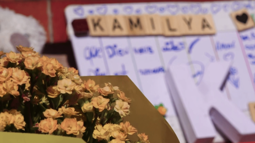 Mort de Kamilya à Vallauris : le motard laissé libre, la décision de justice ne passe pas
L’auteur de l’accident qui a entraîné la mort de Kamilya, petite fille de 7 ans, à Vallauris (Alpes-Maritimes) le 29 août dernier, a été laissé en liberté sous contrôle judiciaire. Une décision, rendue mercredi 11 septembre, difficilement compréhensible pour les habitants de la commune.