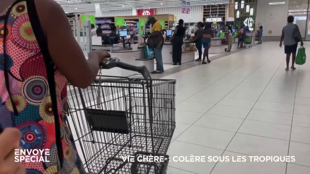 Vidéo
Vie chère en Martinique : la grande distribution et les "Békés" en accusation
Pourquoi les "Békés" et la grande distribution sont-ils pointés du doigt par les Martiniquais, révoltés par le coût de la vie sur l'île ? Explications dans cet extrait d'"Envoyé spécial" sous des tropiques en proie à un mouvement social d'une ampleur sans précédent.