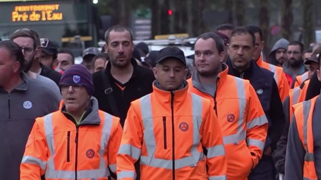 Agent municipal tué à Grenoble : une ville sous le choc
Un agent municipal de Grenoble, en Isère, a été tué par balles après avoir été témoin d'un accident de la route, dimanche 8 septembre.