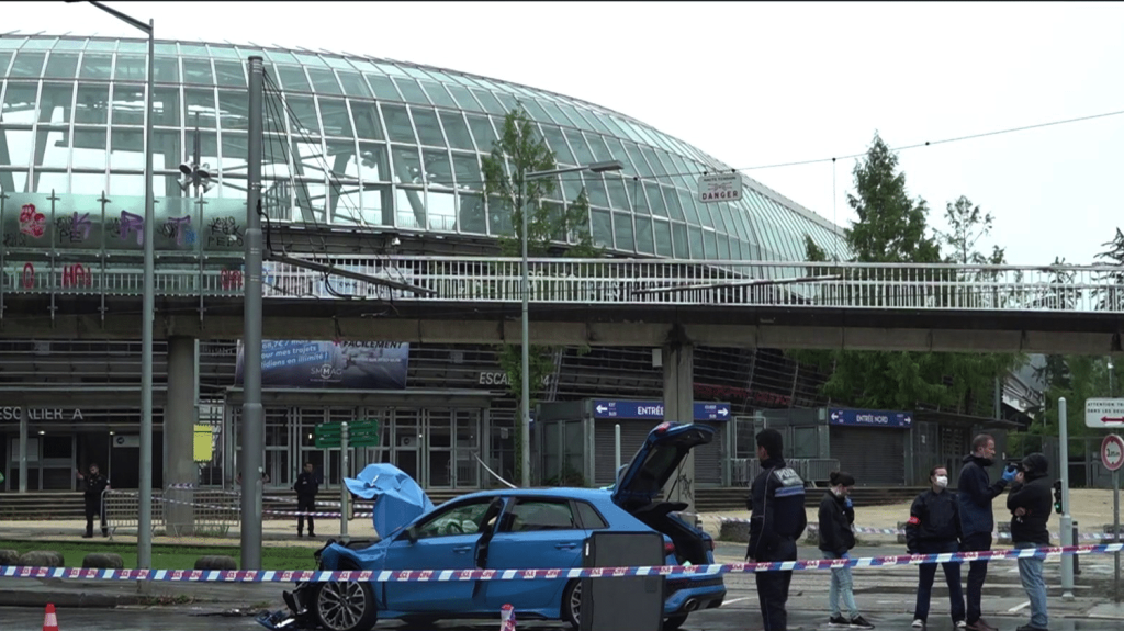 Grenoble : un agent municipal tué par arme à feu en pleine rue
Ce dimanche 8 septembre dans la ville de Grenoble un employé municipal a été tué par balle après avoir voulu intervenir sur un accident de circulation. l'auteur u crime est toujours en fuite.
