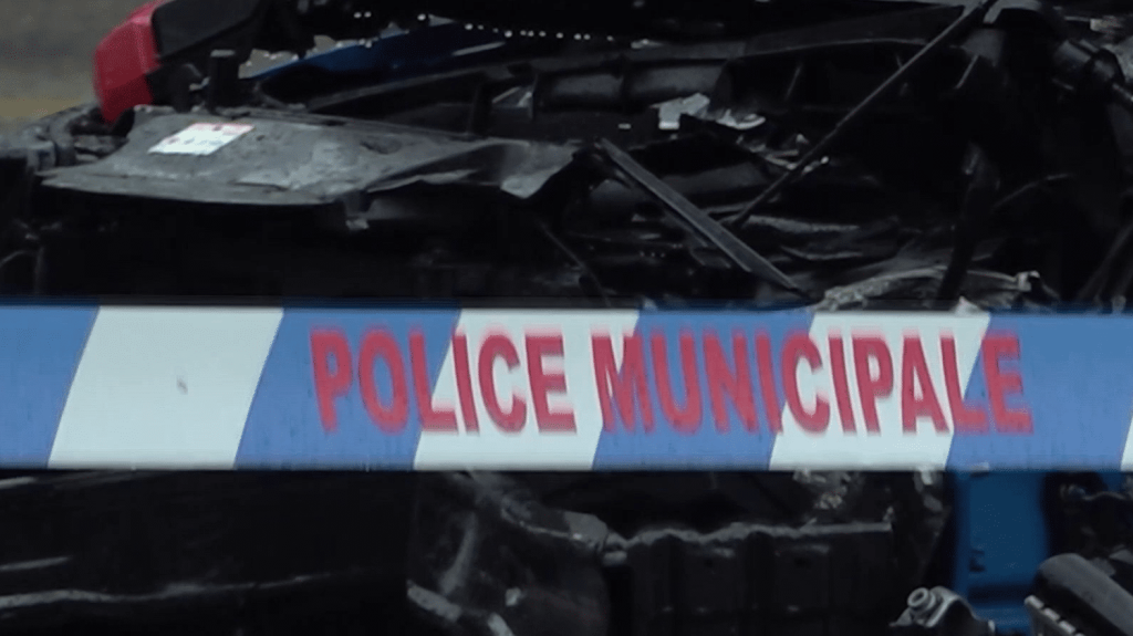 Grenoble : un agent municipal tué en pleine rue
C’est l’effroi à Grenoble (Isère) après la mort d’un employé municipal. La victime a voulu intervenir sur un accident de la circulation, dimanche 8 septembre, mais le conducteur lui a tiré dessus avant de s’enfuir.