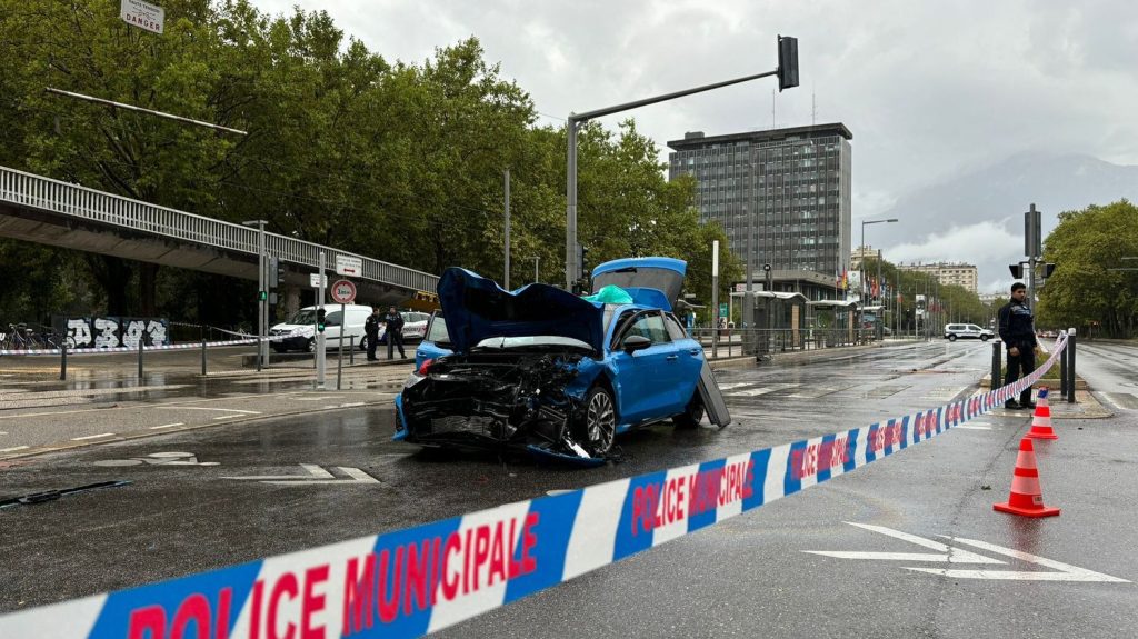 Ce que l'on sait de la mort d'un agent municipal, tué par balle à Grenoble après un accident de la route
L'agent du service de propreté de la ville a succombé à ses blessures. Le conducteur a pris la fuite.