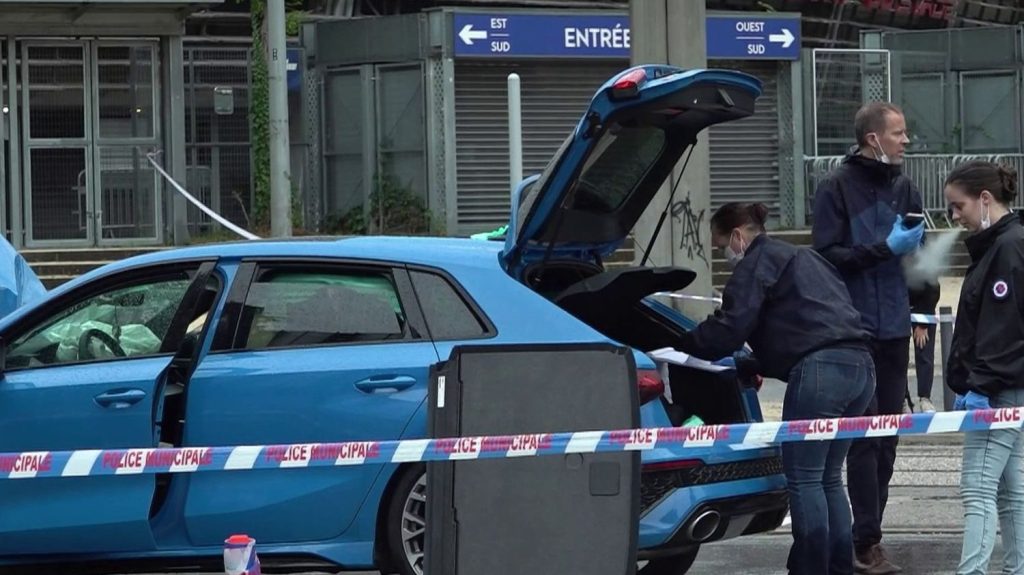 Mort d'un agent municipal à Grenoble : le tireur toujours en fuite
Un agent municipal a été tué par balle, dimanche 8 septembre, à Grenoble après avoir tenté de retenir l'auteur d'un accident de la circulation.