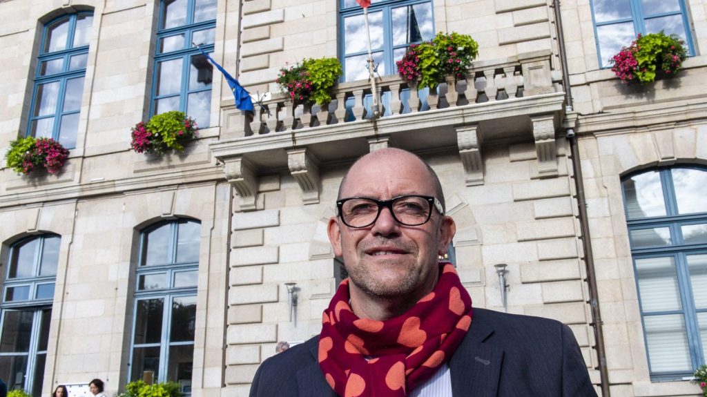 Le maire de Saint-Brieuc agressé avec le manche d'un couteau, un homme arrêté
L'élu a été frappé à plusieurs reprises avec le manche d'un couteau et a été transporté à l'hôpital, mais il est hors de danger.