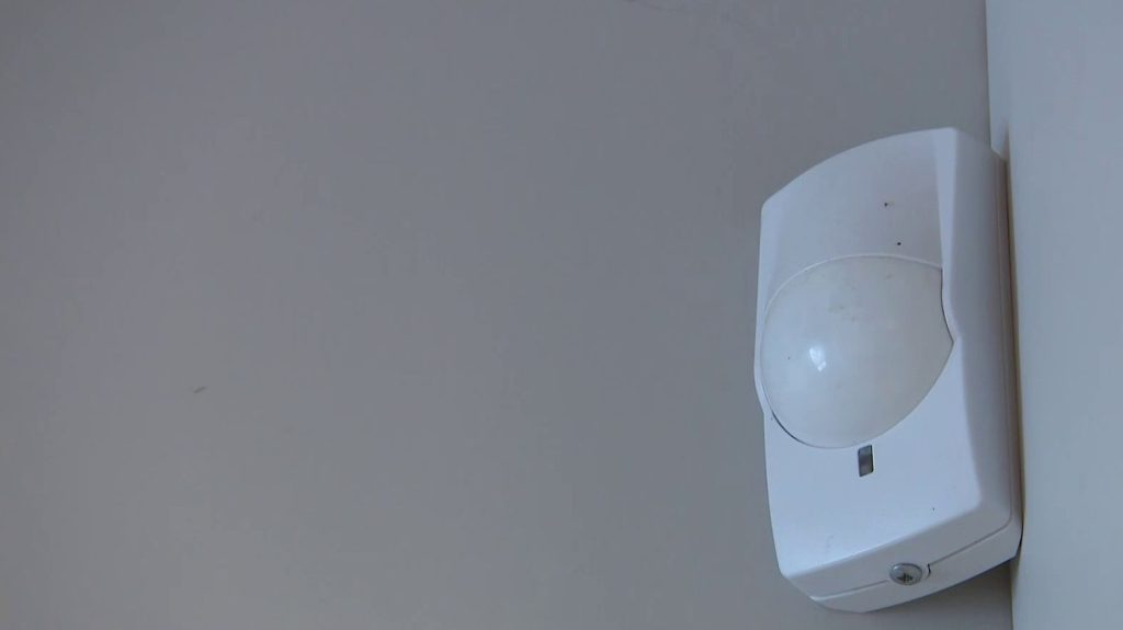 Hauts-de-Seine : une aide versée aux habitants qui achètent une alarme
À Fontenay-aux-Roses (Hauts-de-Seine), la ville propose depuis cet été un soutien financier lors de l’achat d’un système d’alarme ou de télésurveillance qui s’élève à 30% du coût total.