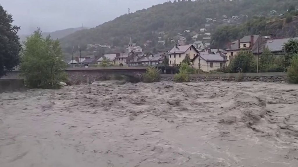 Intempéries : des pluies diluviennes font d'importants dégâts en Savoie
La Savoie était placée en alerte aux crues toute la journée du jeudi 5 septembre. Elle ne l'est plus. L'inquiétude portait notamment sur la rivière Arc, en Haute Maurienne. Sa crue a provoqué de gros dégâts.