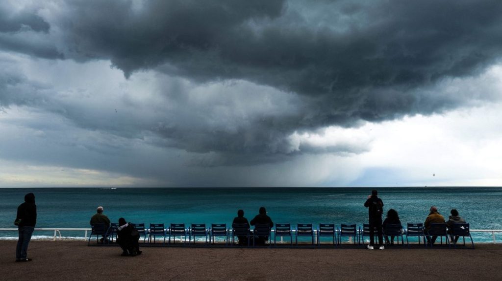 Trois départements en vigilance orange pour pluie-inondation et orages
Le Var et les Alpes-Maritimes sont concernés par les deux alertes, dimanche. La Manche, elle, est en vigilance pour pluie-inondation.