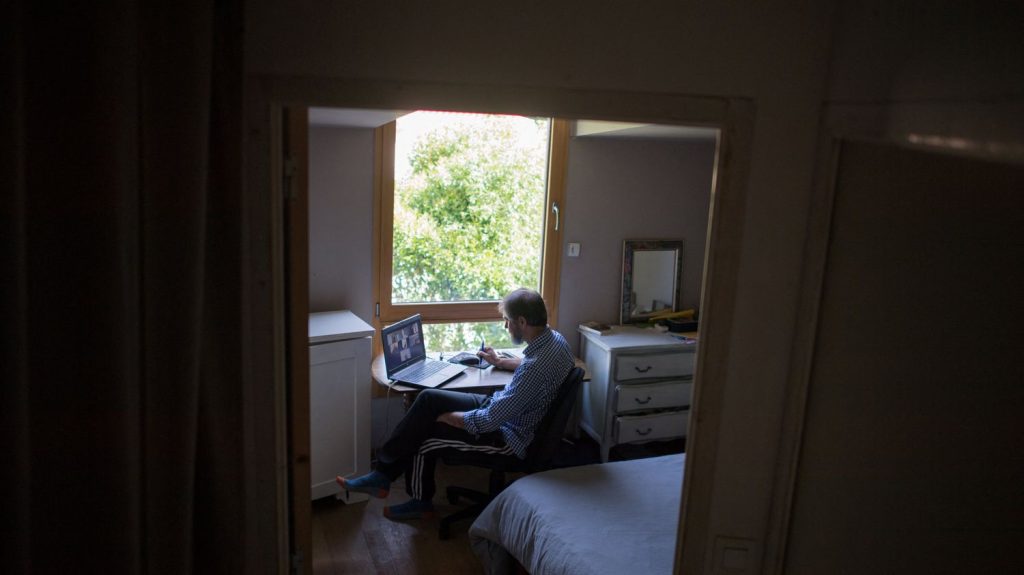 Fin du télétravail chez Amazon : les entreprises françaises vont-elles exiger un retour à temps plein au bureau ?
La multinationale américaine a annoncé lundi à ses salariés administratifs qu'ils devraient revenir au bureau et arrêter le télétravail. Un tel retour en arrière est-il possible en France ?