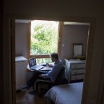 Fin du télétravail chez Amazon : les entreprises françaises vont-elles exiger un retour à temps plein au bureau ?
La multinationale américaine a annoncé lundi à ses salariés administratifs qu'ils devraient revenir au bureau et arrêter le télétravail. Un tel retour en arrière est-il possible en France ?