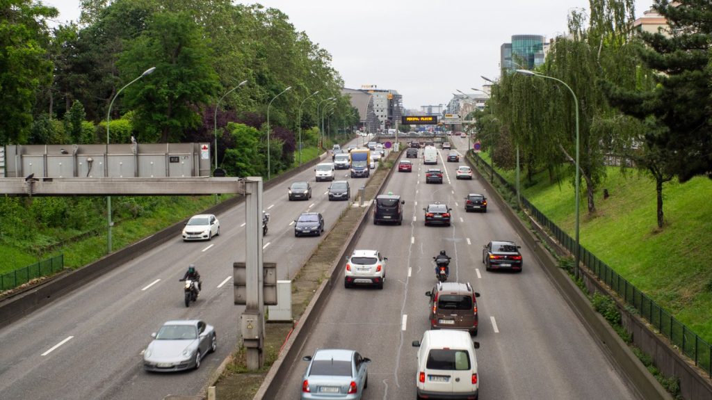 Périphérique à 50 km/h à Paris : Anne Hidalgo réaffirme sa volonté d'abaisser la vitesse maximale "courant octobre"
"Nous avancerons dans le respect du droit", défend la maire de Paris, alors que la mesure a été contestée par le gouvernement et la préfecture de police.