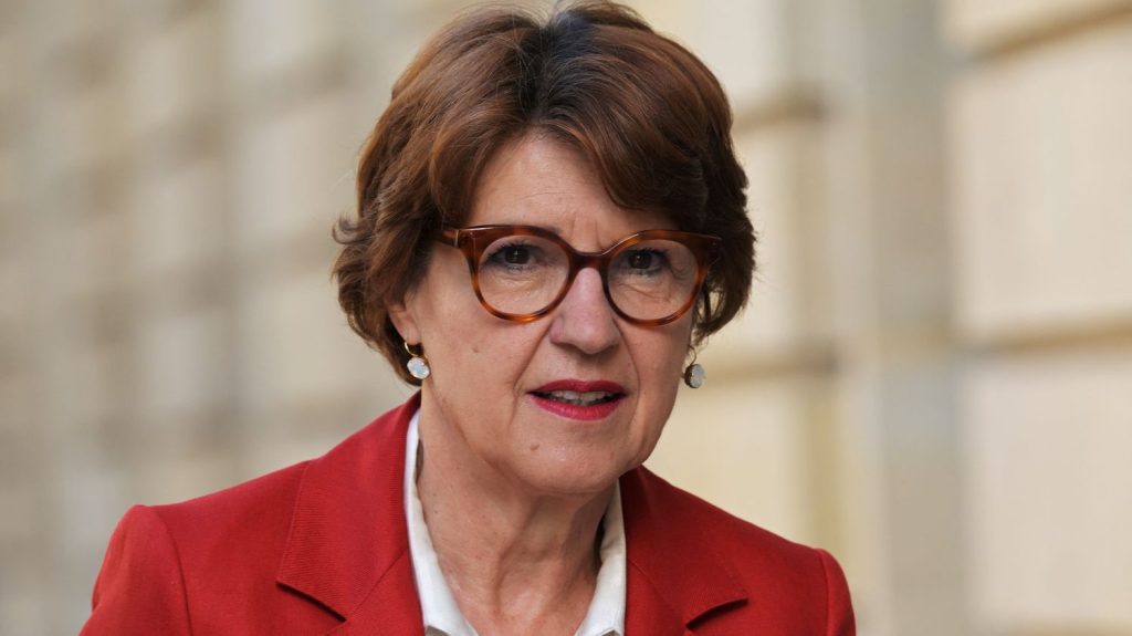 Loi d’orientation agricole, épizooties, mauvaises récoltes : les dossiers qui attendent la nouvelle ministre de l’Agriculture, Annie Genevard
Pour son premier poste ministériel, Annie Genevard hérite d’un secteur en crise. À 68 ans, la LR devient la troisième femme à occuper le poste après Édith Cresson de 1981 à 1983, et, pendant un mois, Christine Lagarde en 2007.