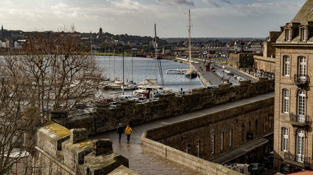 Territoires : la Bretagne veut renforcer son attractivité économique
La question de l’attractivité des territoires est au cœur de l’actualité. Pour maintenir une Europe forte à l'international, il faut investir dans les régions de chaque pays. La Bretagne s’inscrit dans cette stratégie avec son Forum économique Breton, 5e édition qui se tient pour deux jours.