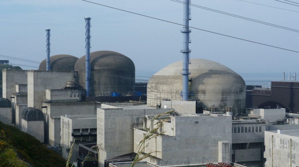 EPR de Flamanville : "Il va falloir un temps important à EDF pour éponger les surcoûts énormes", prévient l'association négaWatt, parlant de "catastrophe industrielle"
L’Autorité de sûreté nucléaire a donné son accord lundi pour la production des premiers électrons du réacteur EPR de Flamanville.