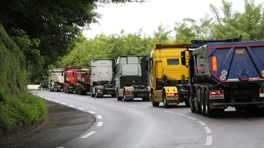 Reportage
"C'est le seul moyen de se faire entendre" : en Martinique, les routiers bloquent l'île contre la vie chère
Après les chauffeurs de taxi et les petits commerçants, c'est au tour des conducteurs de poids lourds de rejoindre le mouvement. Un appel à la grève dans de nombreux secteurs a également été lancé.