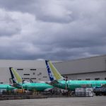 Aéronautique : avec la grève massive à Seattle, Boeing annonce le gel de toutes les dépenses
Face à une grève qui s’annonce très suivie par quelque 33 000 salariés de la région de Seattle aux États-Unis, Boeing décide de suspendre toutes ses dépenses en attendant la médiation avec les syndicats, qui doit commencer mardi.