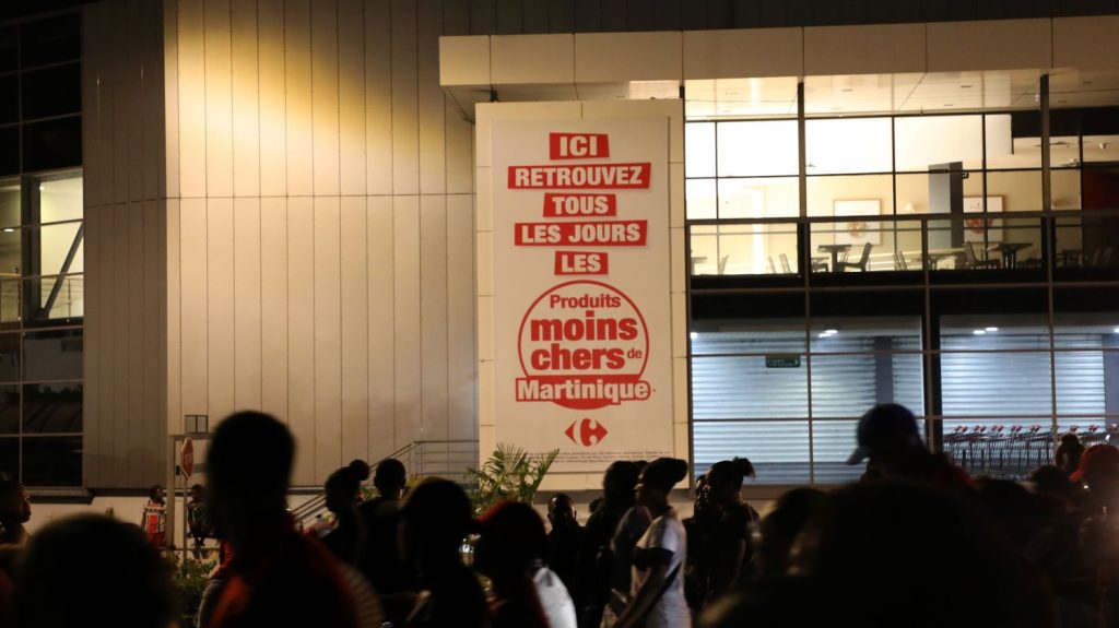 Reportage
"Le boycott, c'est ma façon de manifester" : en Martinique, face au coût de la vie, des habitants tentent de s'affranchir de la grande distribution
Confrontés aux prix élevés et au manque de concurrence, de plus en plus de Martiniquais se tournent vers la production locale, sans intermédiaire. Mais le défi est immense, tant la dépendance aux importations est grande.
