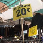 Lille : à la grande Braderie, des ventes qui débutent avant l'heure
Avec ses 2 millions de visiteurs par an, la grande braderie de Lille est attendue ce week-end. Elle commence officiellement demain matin à 8 heures. Mais à l'arrière des camions, on négocie déjà avant de passer à table. Au menu, un classique : moules frites et bière. Reportage.