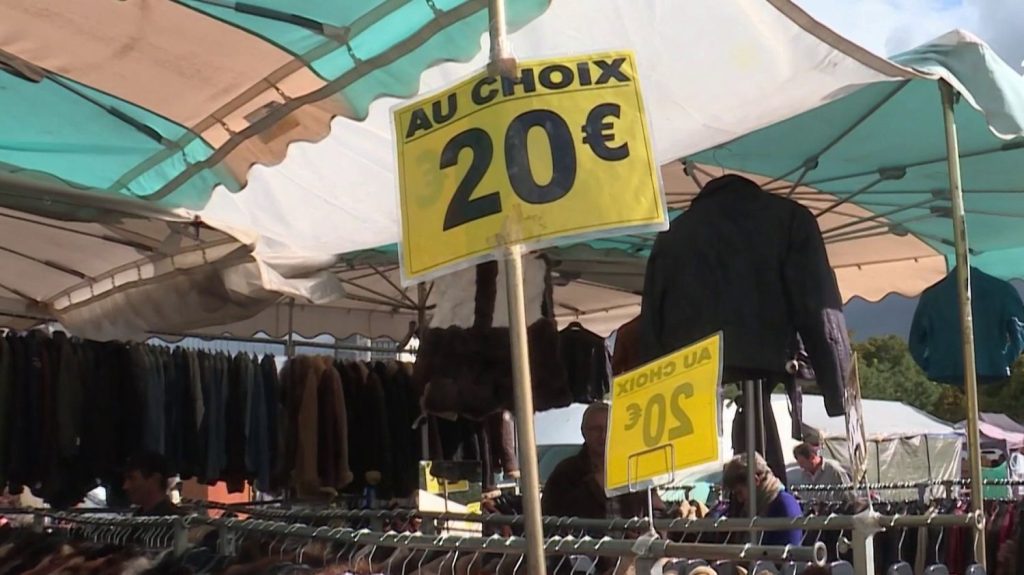Lille : à la grande Braderie, des ventes qui débutent avant l'heure
Avec ses 2 millions de visiteurs par an, la grande braderie de Lille est attendue ce week-end. Elle commence officiellement demain matin à 8 heures. Mais à l'arrière des camions, on négocie déjà avant de passer à table. Au menu, un classique : moules frites et bière.