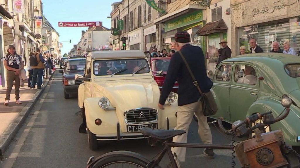 Loiret : une reconstitution des bouchons de Briare
La ville de Briare a accueilli ce week-end la deuxième édition des bouchons de Briare. Un événement nostalgique autour de la Nationale 7 avec 300 voitures d’époque.