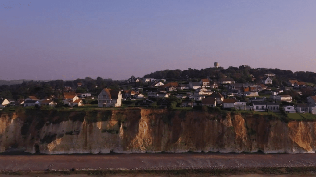 Érosion du littoral : en Normandie, un camping déménagé avant d'être englouti
En Normandie, confronté à la montée des eaux et à l'érosion, le camping municipal de Quiberville-sur-Mer a dû être déplacé de 700 mètres. C’est une première en France.