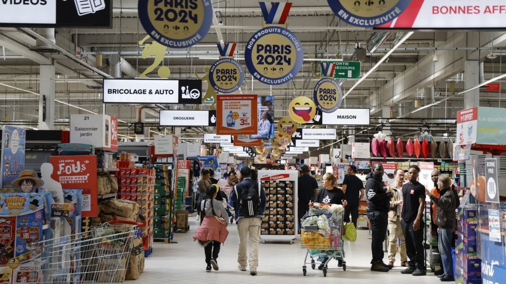 Carrefour : le succès commercial du partenariat conclu pour les Jeux de Paris 2024, avec près de 4,5 millions de produits dérivés vendus
Carrefour annonce avoir vendu près de 4,5 millions de produits dérivés liés aux JO, dont pas moins de 560 000 Phryges, la mascotte en peluche rouge. Un premier bilan très positif de ce partenariat avec Paris 2024.