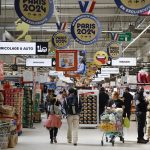 Carrefour : le succès commercial du partenariat conclu pour les Jeux de Paris 2024, avec près de 4,5 millions de produits dérivés vendus
Carrefour annonce avoir vendu près de 4,5 millions de produits dérivés liés aux JO, dont pas moins de 560 000 Phryges, la mascotte en peluche rouge. Un premier bilan très positif de ce partenariat avec Paris 2024.