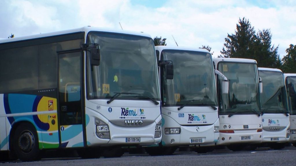 Pénurie de chauffeurs de cars : des hausses de salaire pour attirer les candidats
Pour faire face à la pénurie de chauffeurs de bus, certains employeurs proposent des hausses de salaire. Mais les emplois, souvent en temps partiel, attirent peu.