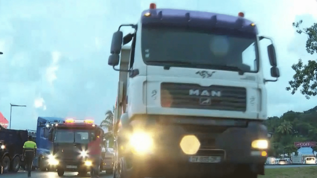 Mobilisation contre la vie chère en Martinique : les chauffeurs routiers rejoignent le mouvement
Mardi 24 septembre, les chauffeurs routiers ont rejoint le mouvement contre la vie chère en Martinique, en s'élançant sur les axes stratégiques pour bloquer Fort-de-France. La contestation grandit depuis début septembre, avec des manifestations parfois violentes.