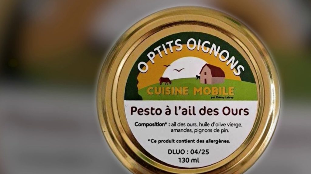 Suspicion de botulisme : cinq personnes dans un état grave
Cinq personnes d'une même famille ont été hospitalisées à Tours, en Indre-et-Loire, pour des cas probables de botulisme. L'intoxication a pour origine des conserves de pesto.