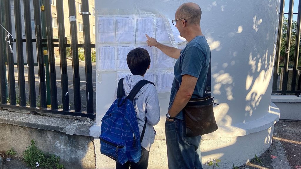 Reportage
"J'ai hésité avec le privé" : dans un collège-lycée de Seine-Saint-Denis, les craintes face aux absences non remplacées s'affichent dès la rentrée
A Montreuil, parents et enseignants de la cité scolaire Jean-Jaurès anticipent une nouvelle année compliquée, après l'échec d'une mobilisation intersyndicale pour réclamer plus de moyens pour l'école publique dans le département.