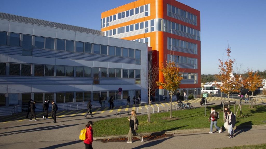Reportage
"Les règles douloureuses ne sont pas choisies, il fallait une solution" : l'université de Paris-Est Créteil instaure un congé menstruel pour les étudiantes
Comme dans d'autres universités, les étudiantes de l'université de Paris-Est Créteil (l'UPEC) souffrant de règles douloureuses peuvent, depuis la rentrée, bénéficier de 12 jours d'absence justifiés par an.