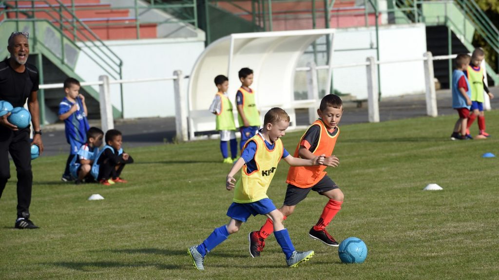 Rentrée scolaire : cinq conseils d'une chronobiologiste pour bien choisir les activités extrascolaires des enfants
Danse, foot, musique ou natation... L'offre d'activités pour les enfants est large, mais il est nécessaire de respecter leurs rythmes biologiques rappelle une experte.