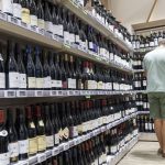 Foire aux vins : comment choisir une bouteille à petit prix au supermarché
En cette période de foire aux vins, choisir une bouteille au supermarché n'est pas toujours facile. Parmi les médailles et les prix cassés, on peut aussi se demander à partir de quel prix une rémunération juste du producteur est garantie.