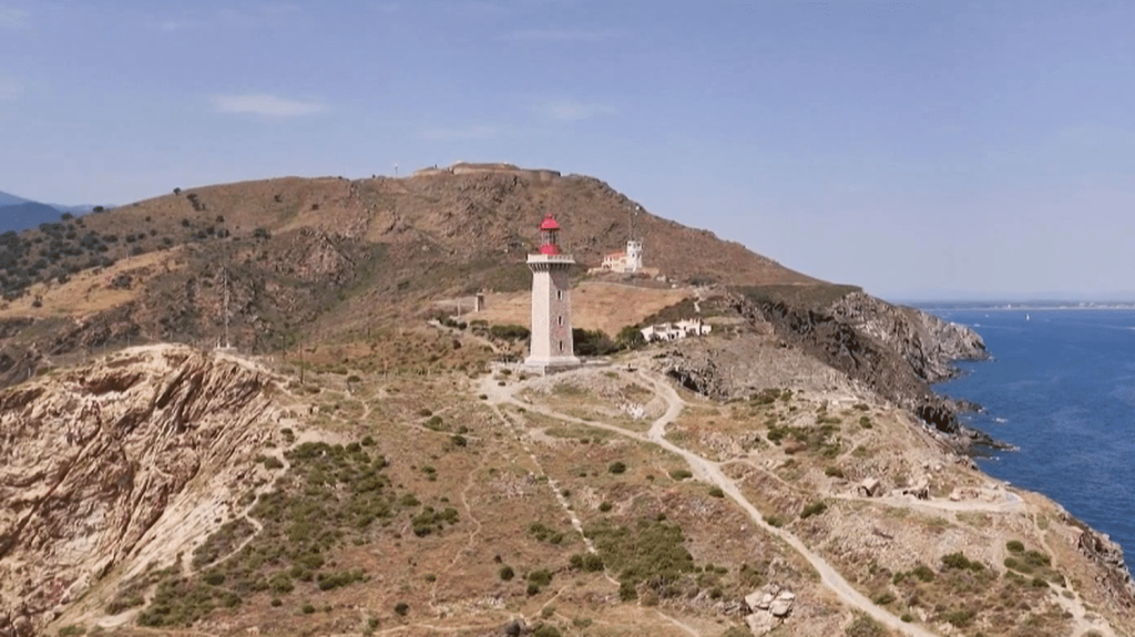 Randonnée : entre les vignes et la mer, les merveilles de la Côte Vermeille
Ce dimanche 22 septembre, "Les chemins de randonnées" partent à la découverte de la Côte Vermeille, dans les Pyrénées-Orientales. Une promenade à flanc de falaise jalonnée de vignes, de maquis et de petites criques aux eaux turquoises.