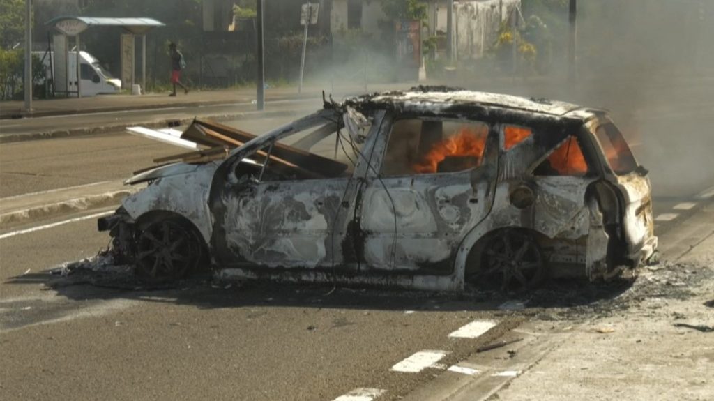 Martinique : un couvre-feu a été décrété dans certains quartiers de Fort-de-France dès mercredi soir en raison des violences, annonce la préfecture
Il entrera en vigueur de 21 heures et 5 heures (heure locale) dans certaines zones précises.