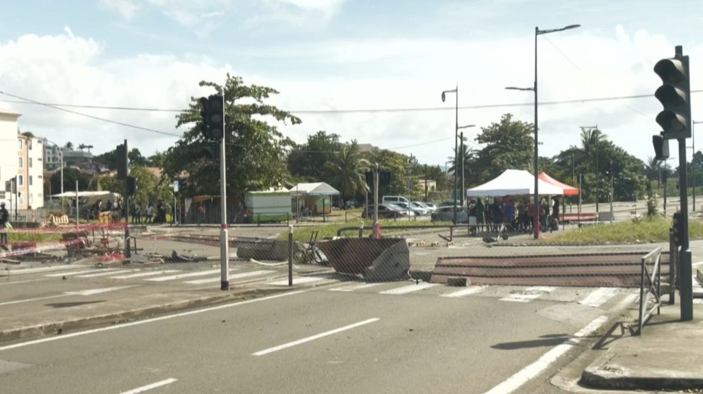 Violences urbaines en Martinique : ce que l'on sait de la situation dans l'île, où un couvre-feu a été partiellement instauré
La mobilisation contre la vie chère a été marquée par plusieurs nuits de violences en Martinique. Un couvre-feu a été décrété dans certains quartiers de Fort-de-France et du Lamentin, et le préfet a annoncé l'arrivée de renforts.
