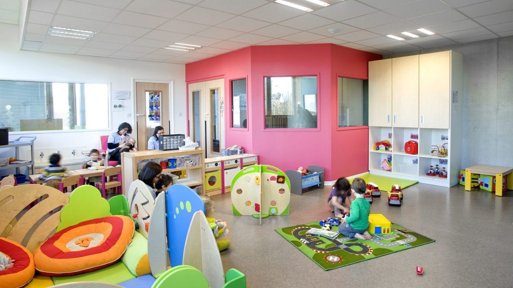 Appel à témoignages
Votre enfant est inscrit dans une crèche privée et les révélations de maltraitance dans ce secteur vous font bondir ? Racontez-nous
Le journaliste d'investigation Victor Castanet dénonce, dans un livre-enquête à paraître mercredi, les pratiques de certains groupes de crèches privées, combinées à l'"inaction" des pouvoirs publics, au détriment de la santé des bébés dont ils ont la charge.