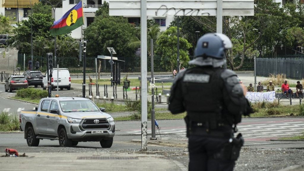 Nouvelle-Calédonie : un homme a été tué par balle au cours d'une opération des forces de l'ordre, le douzième mort depuis le début de la crise
Des confrontations étaient en cours à Saint-Louis entre la population et les gendarmes, qui faisaient usage de gaz lacrymogènes.
