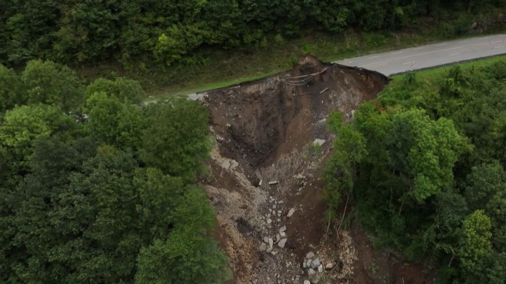Intempéries : les impressionnants dégâts de la vallée d'Aspe vus du ciel
Après les pluies extrêmes du 7 et 8 septembre qui sont tombées dans la vallée d'Aspe (Pyrénées-Atlantiques), les dégâts sont importants. Une route nationale va rester coupée pendant plusieurs mois.