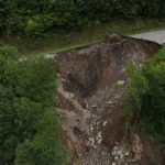 Intempéries : les impressionnants dégâts de la vallée d'Aspe vus du ciel
Après les pluies extrêmes du 7 et 8 septembre qui sont tombées dans la vallée d'Aspe (Pyrénées-Atlantiques), les dégâts sont importants. Une route nationale va rester coupée pendant plusieurs mois.
