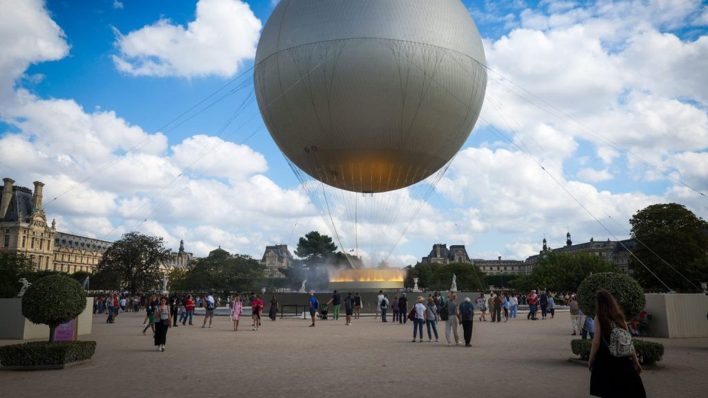 Paris 2024 : la vasque olympique finalement dégonflée
Beaucoup rêvaient que la vasque olympique continue de s’élever après le coucher du soleil dans le ciel de Paris, avec sa flamme 100% électrique à 60 mètres du sol, mais elle est, mardi, en plein démontage et ne restera pas aux Tuileries.