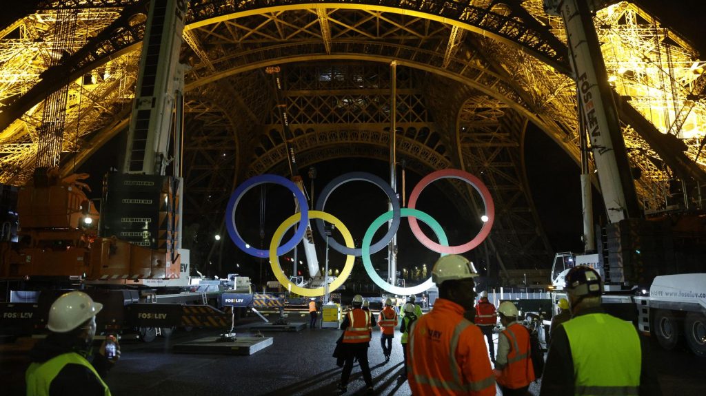 Anneaux olympiques sur la tour Eiffel : les descendants de Gustave Eiffel refusent de la transformer en "panneau publicitaire"
Ils s'opposent à l'idée de la mairie de Paris de remplacer les anneaux par une autre structure censée rester accrochée jusqu'aux JO de Los Angeles en 2028.
