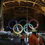 Anneaux olympiques sur la tour Eiffel : les descendants de Gustave Eiffel refusent de la transformer en "panneau publicitaire"
Ils s'opposent à l'idée de la mairie de Paris de remplacer les anneaux par une autre structure censée rester accrochée jusqu'aux JO de Los Angeles en 2028.